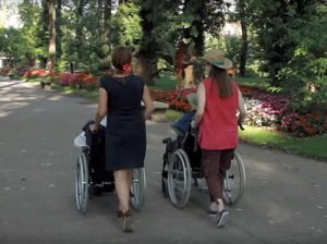 Promenade au près la rose pour des résidents de la Résidence Surleau à Montbéliard (25)