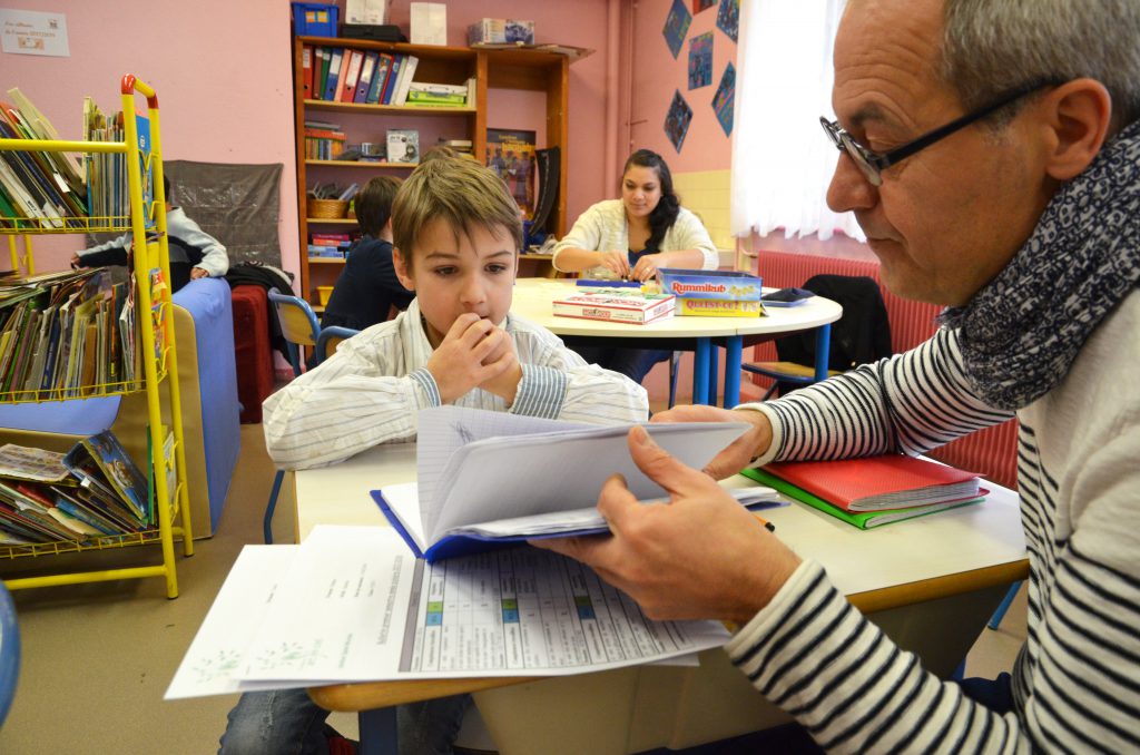 Professeur expliquant une leçon à un élève de l'institut Saint-Nicolas