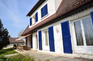 façade d'une maison aux volets bleus