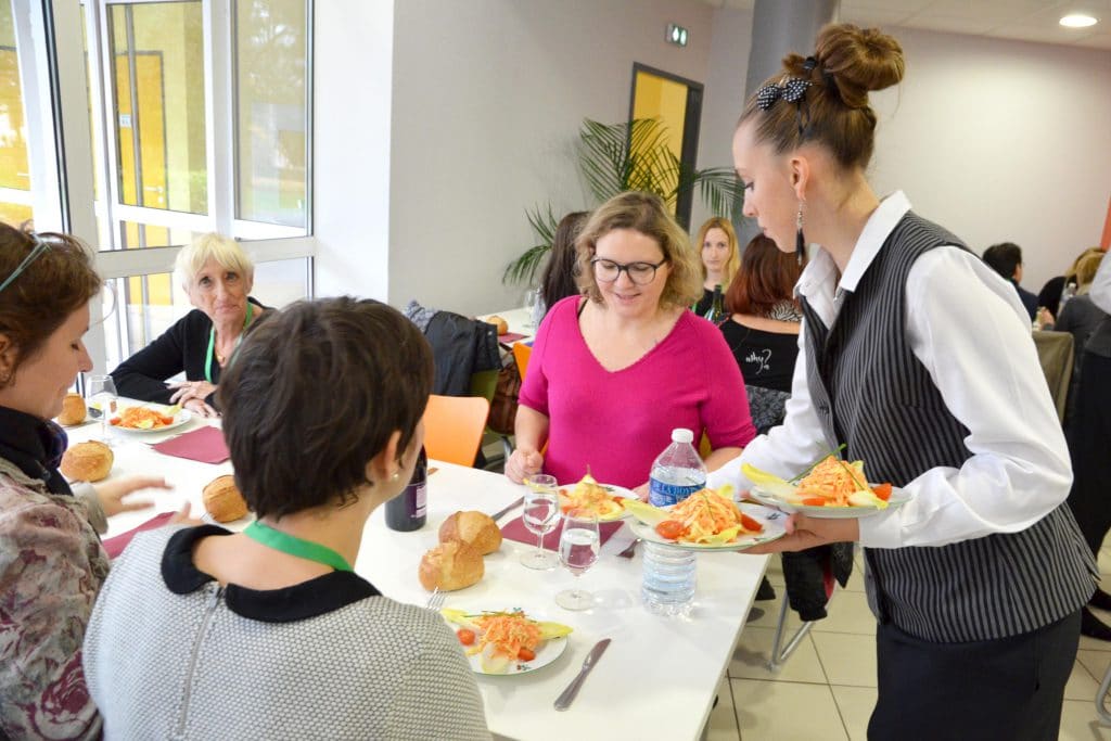 Une jeune fille en formation à l'Institut Perdrizet lors d'un service au restaurant Pédagogique