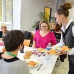 Une jeune fille en formation à l'Institut Perdrizet lors d'un service au restaurant Pédagogique