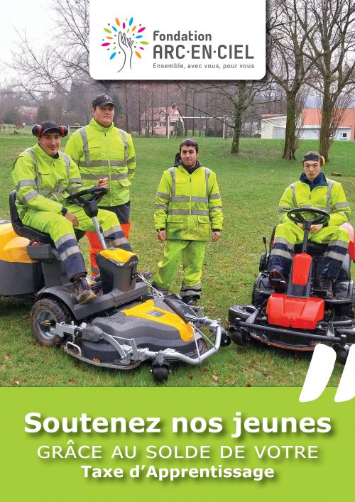 Les jeunes de Perdrizet s'occupant des espaces verts